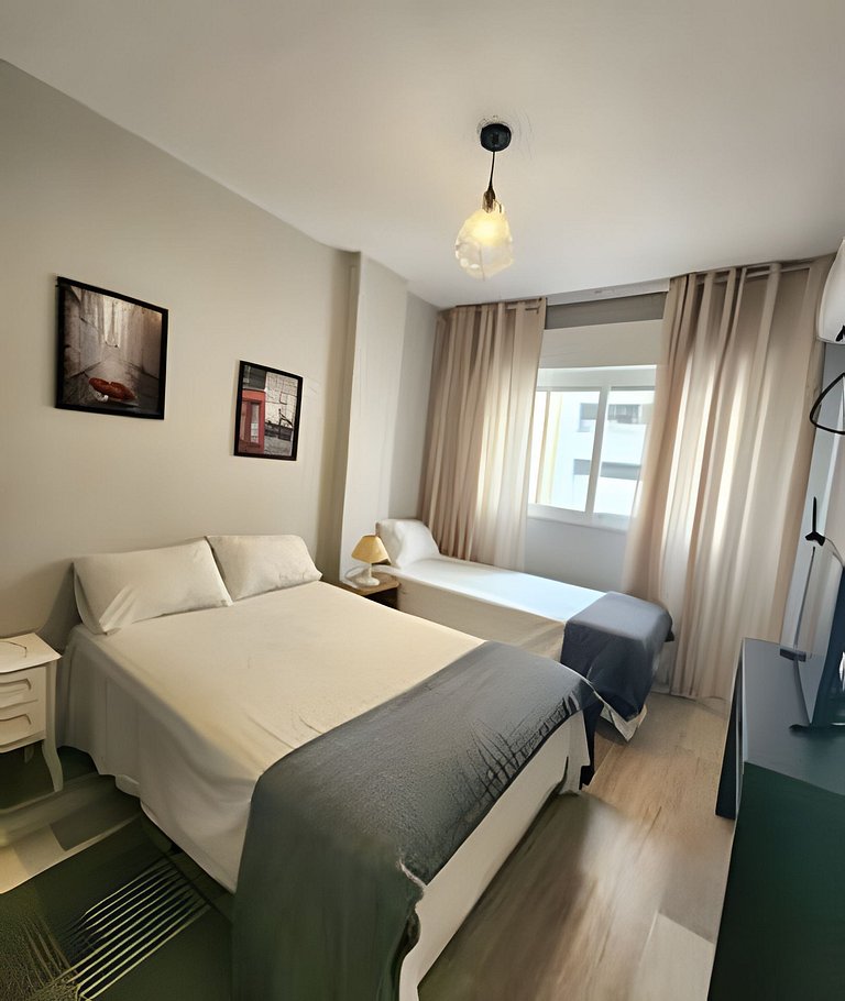 Belo Apto no Gonzaga - uma quadra da praia