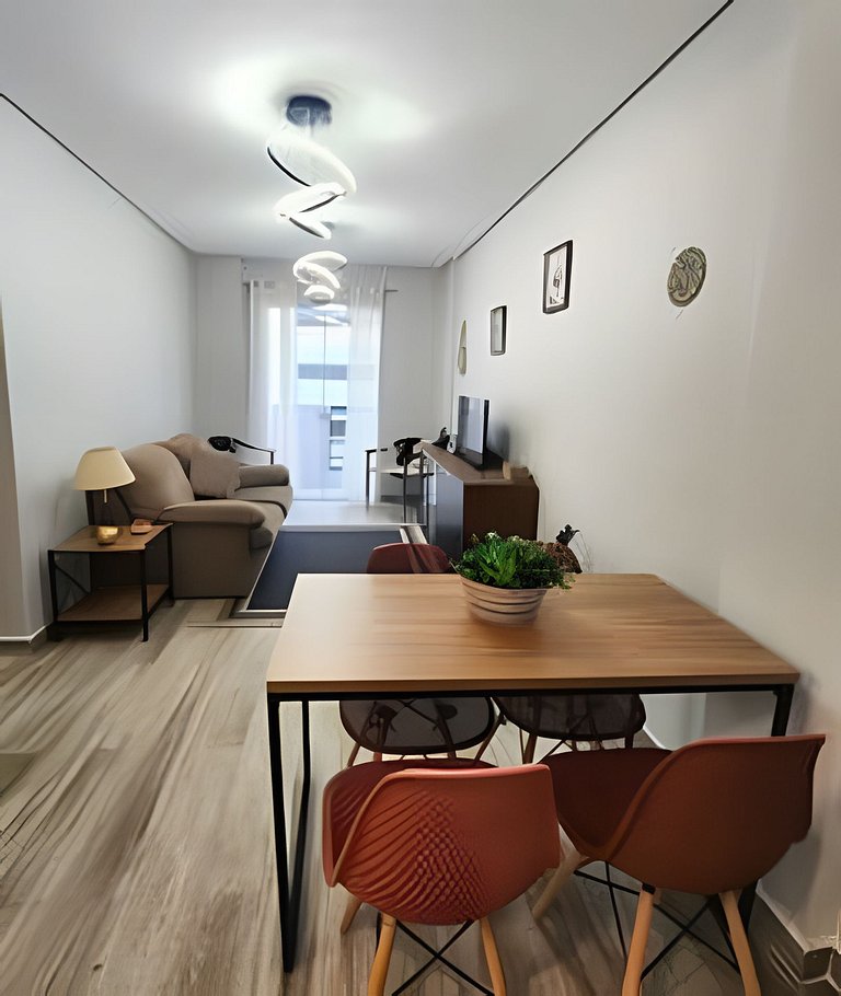 Belo Apto no Gonzaga - uma quadra da praia