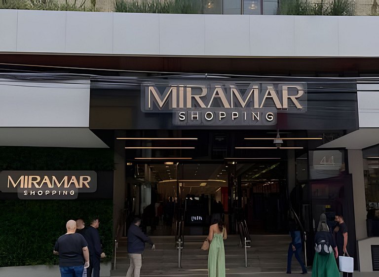 Belo Apto no Gonzaga - uma quadra da praia