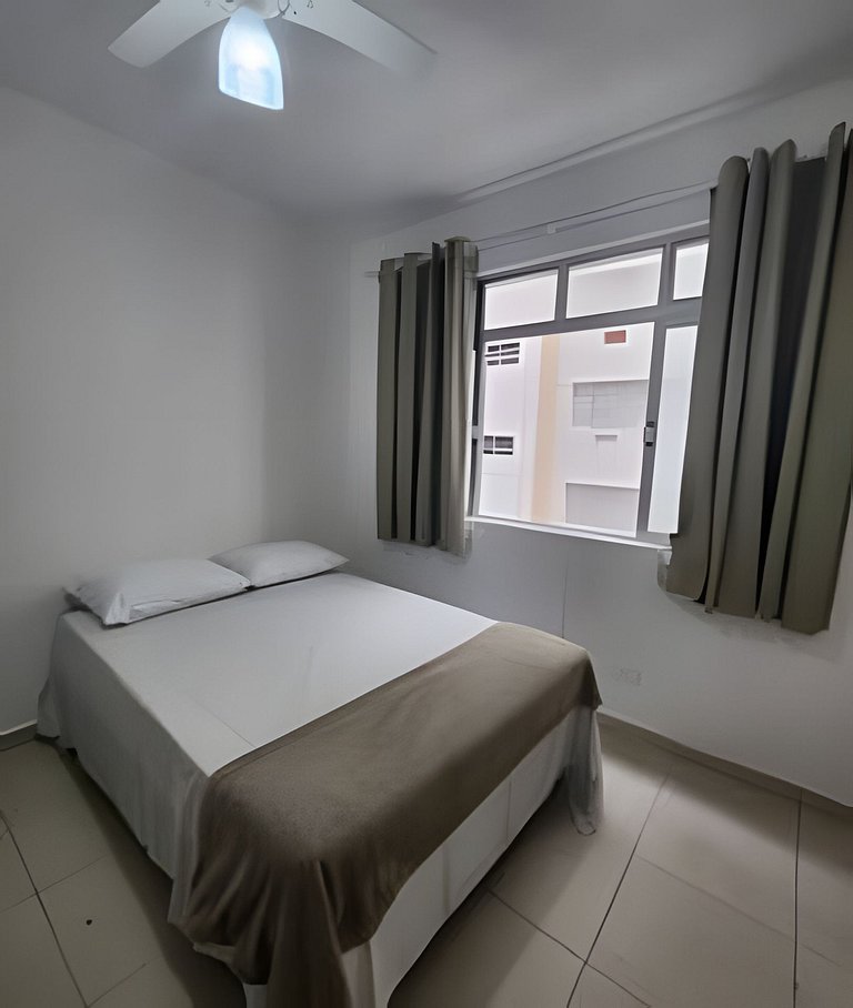 Apto em frente à Praia do Gonzaga - 2 quartos para 6 pessoas