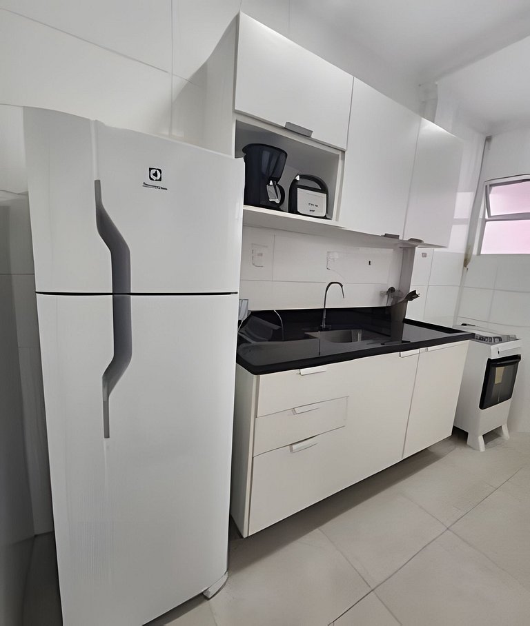 Apto em frente à Praia do Gonzaga - 2 quartos para 6 pessoas