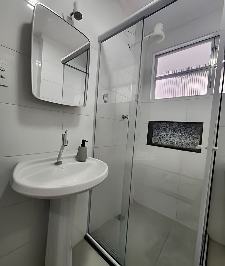 Apto em frente à Praia do Gonzaga - 2 quartos para 6 pessoas