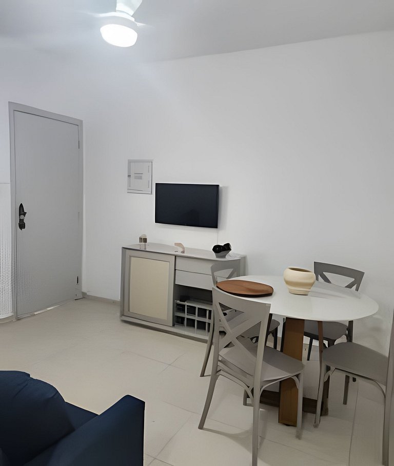 Apto em frente à Praia do Gonzaga - 2 quartos para 6 pessoas