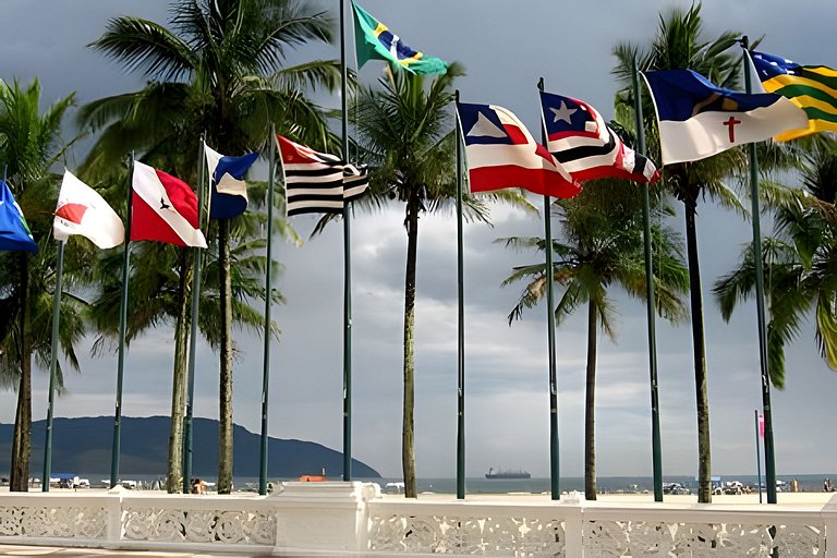 Apto em frente à Praia do Gonzaga - 2 quartos para 6 pessoas