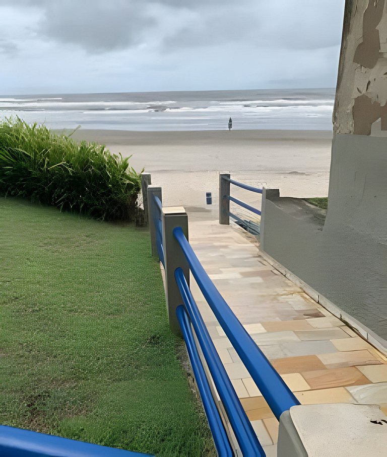 Apto Pé na Areia com Piscina – Centro Itanhaém